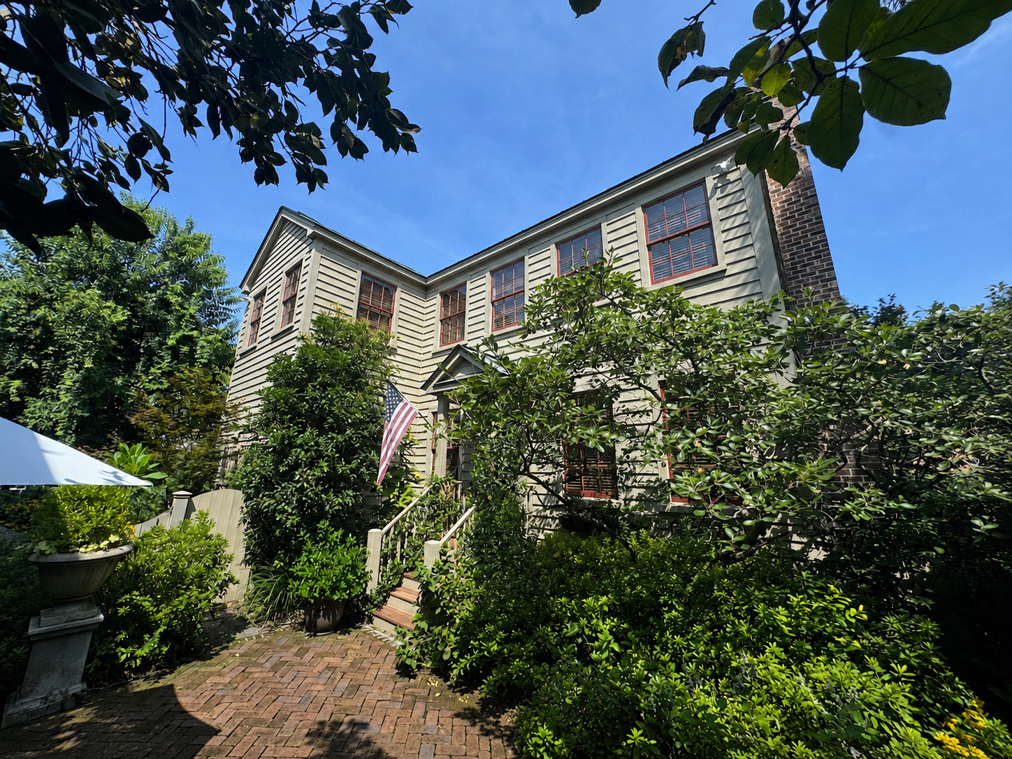 8 Leo Lane